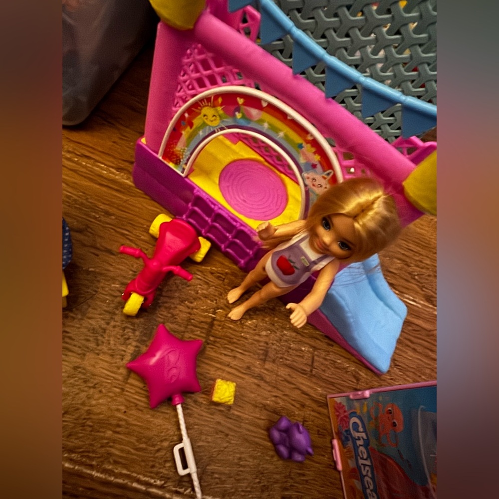 Barbie Kelly & Chelsea bounce house playground skippers babysitting - Picture 3 of 8